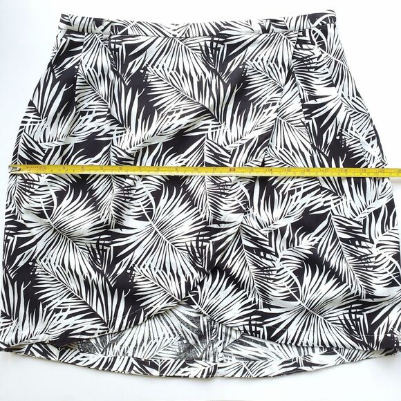 Tropical Mini Skirt Size 12 Faux Wrap Black Cream White H&M Vacation Tiki Bar - Picture 7 of 9